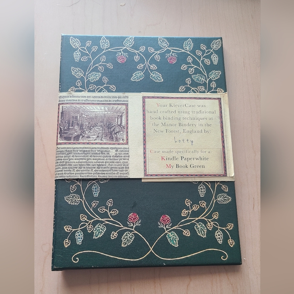 Green Kindle Paperwhite Case with Floral Design